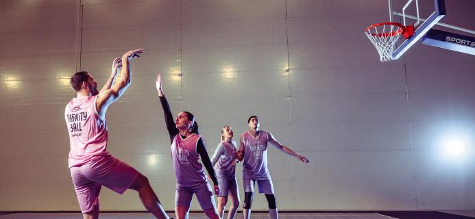 4 personnes entrain de jouer au basket 3X3